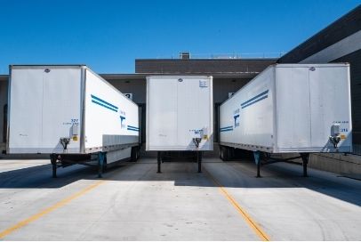 Anhänger finanzieren zum Warentransport über Anhänger Leasing oder Anhänger Mietkauf. 